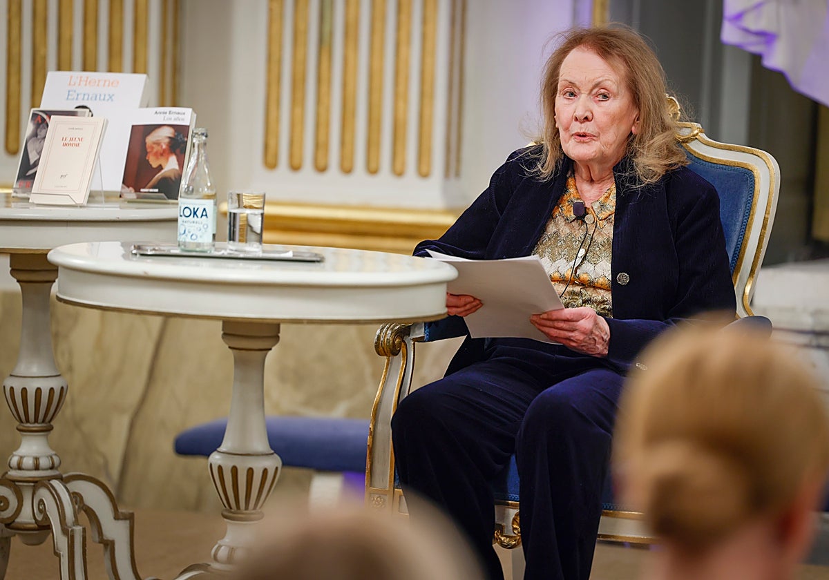 Annie Ernaux, durante la lectura de su discurso
