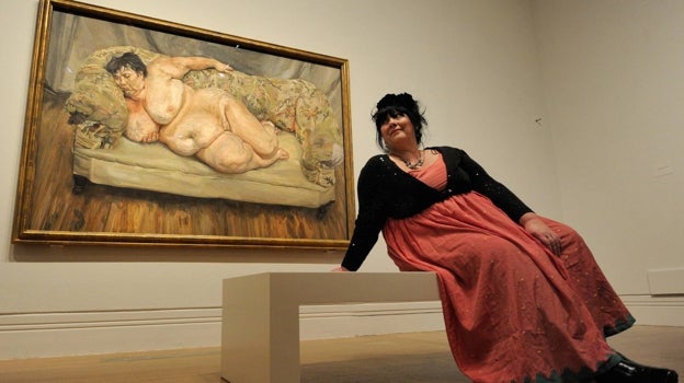 Sue Tilley posando junto a su retrato pintado por Lucian Freud