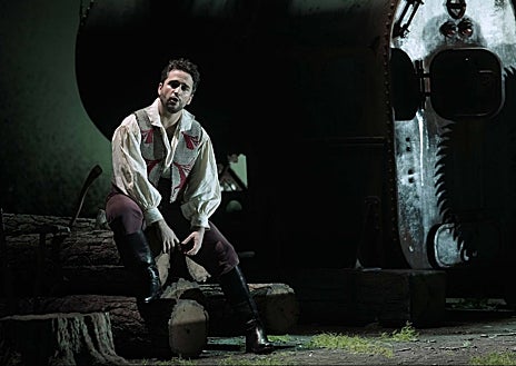 Imagen secundaria 1 - Tres imágenes de 'La sonnambula' 