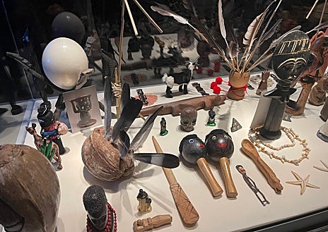 Imagen secundaria 1 - Arriba, instalación de Tania Candiani. Sobre estas líneas, vitrina de objetos de Marcos Montiel Soto y vídeo 'Mediterráneo', de Carlos Martiel