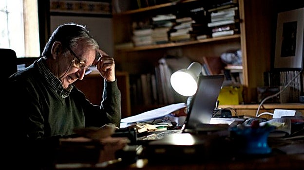 Rafael Chirbes en su mesa de trabajo
