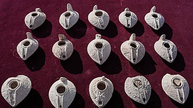 Lámparas de aceite halladas en la zona