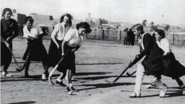 Las residentes, jugando al hockey