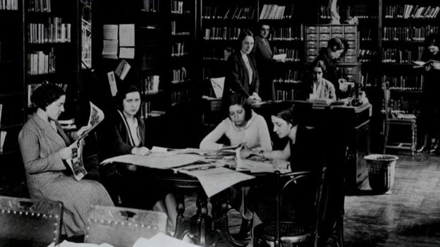 Las residentes, en la biblioteca del centro