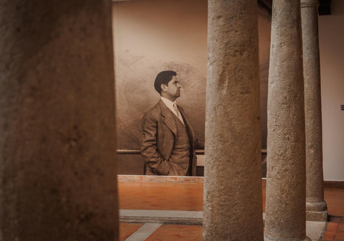 Fotografía de Gregorio Prieto en el 'atrio' de su museo en Valdepeñas