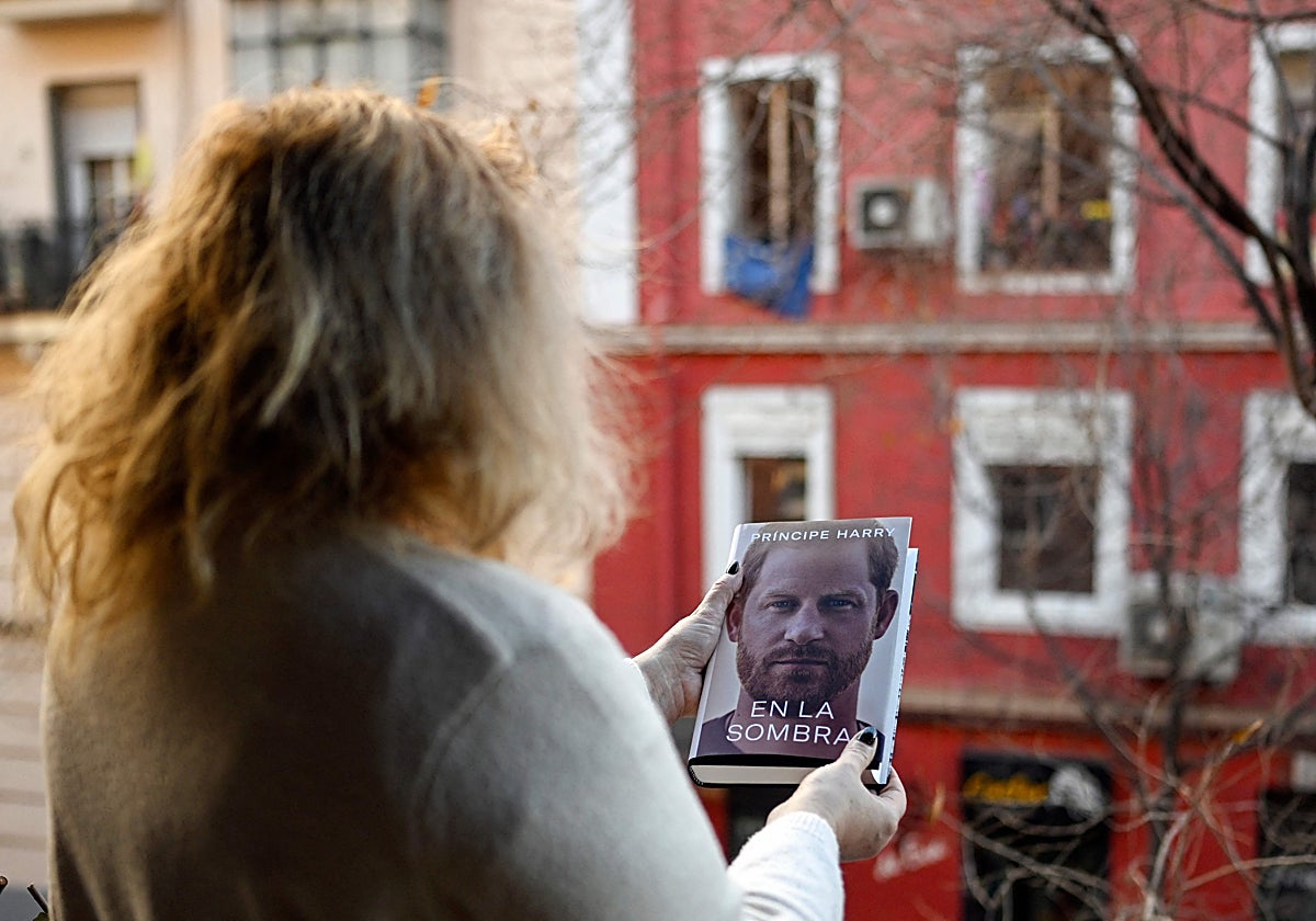 Una mujer, con su ejemplar de 'En la sombra' días antes de su lanzamiento oficial