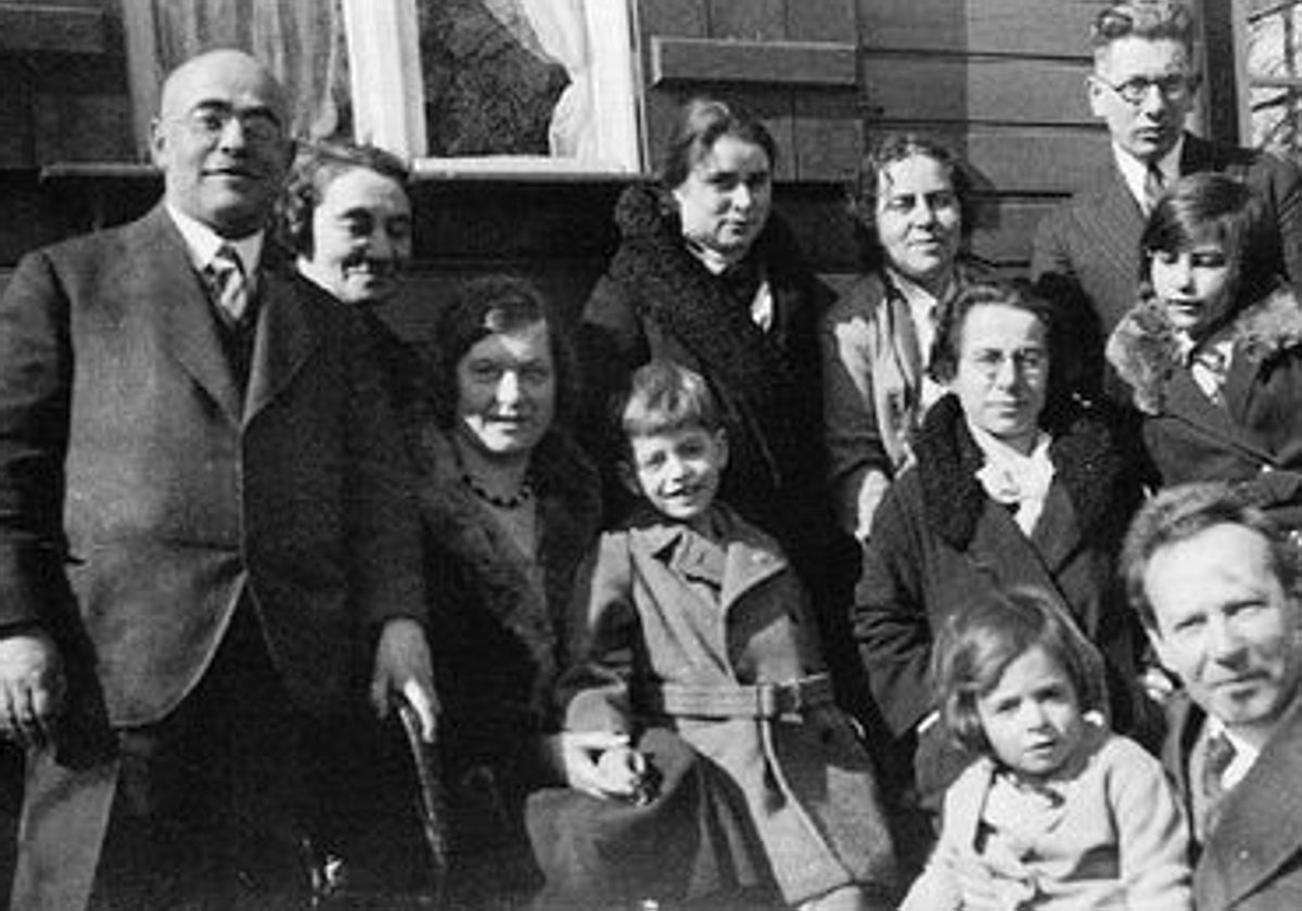 Reunión familiar. Marie Jalowicz es la niña que está a la derecha, en segunda fila.