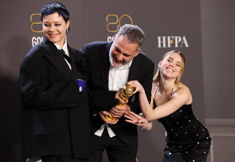Emma D’Arcy, Miguel Sapochnik y Milly Alcock posan con el premio a la Mejor Serie de Televisión en Drama por 'Casa del dragón'