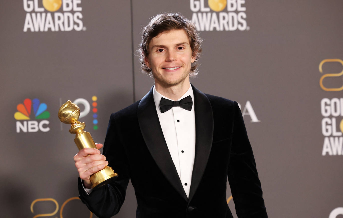 Evan Peters posa con su premio al Mejor Actor en una Serie Limitada, Serie de Antología o Película para Televisión