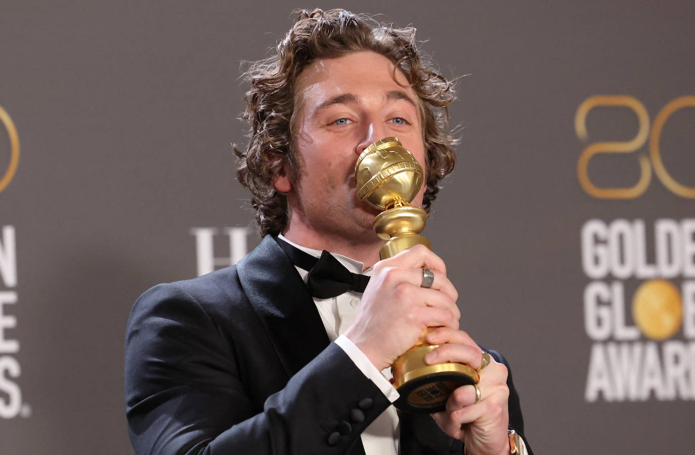 Jeremy Allen White posa con su premio a Mejor Actor en una Serie de TV Musical o Comedia por "El Oso"