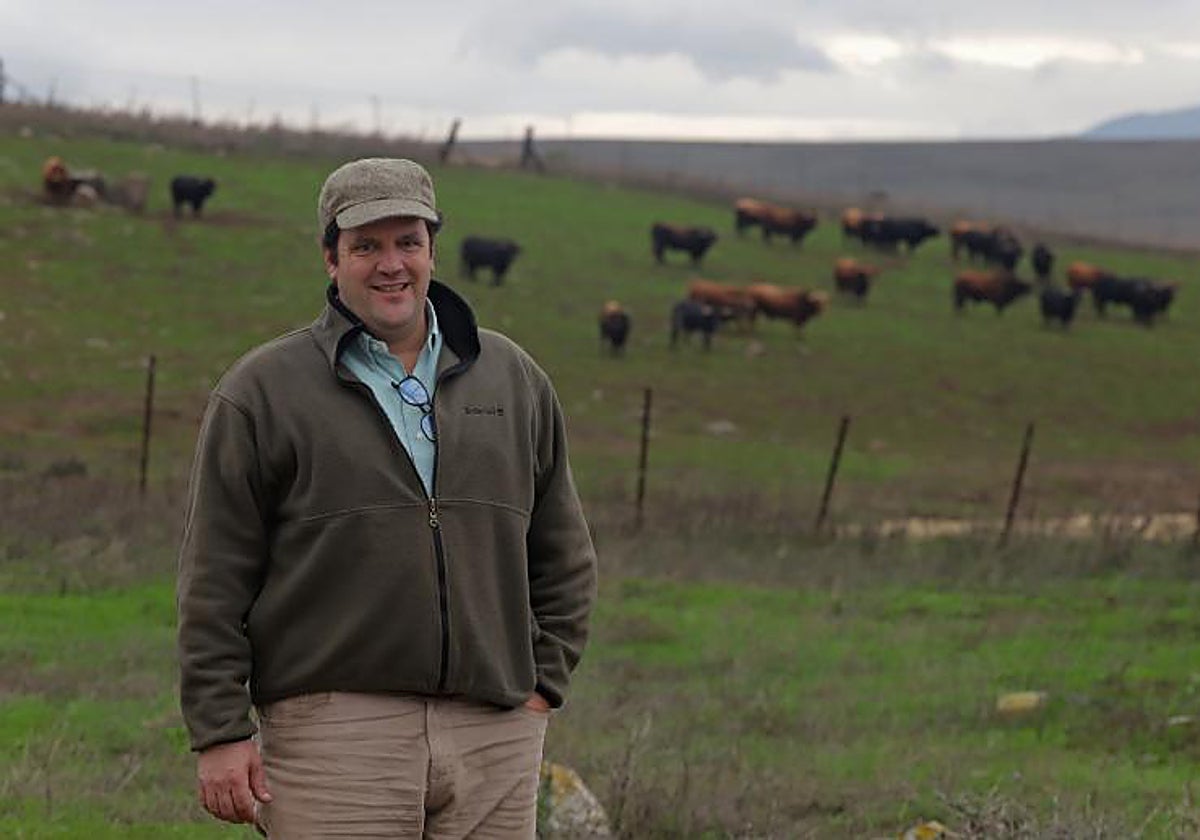 Javier Núñez, ganadero de La Palmosilla, en la finca 'La China'