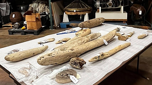 Piezas de madera rescatadas, que confirman que el barco se construyó en astilleros asiáticos, como los galeones de Manila