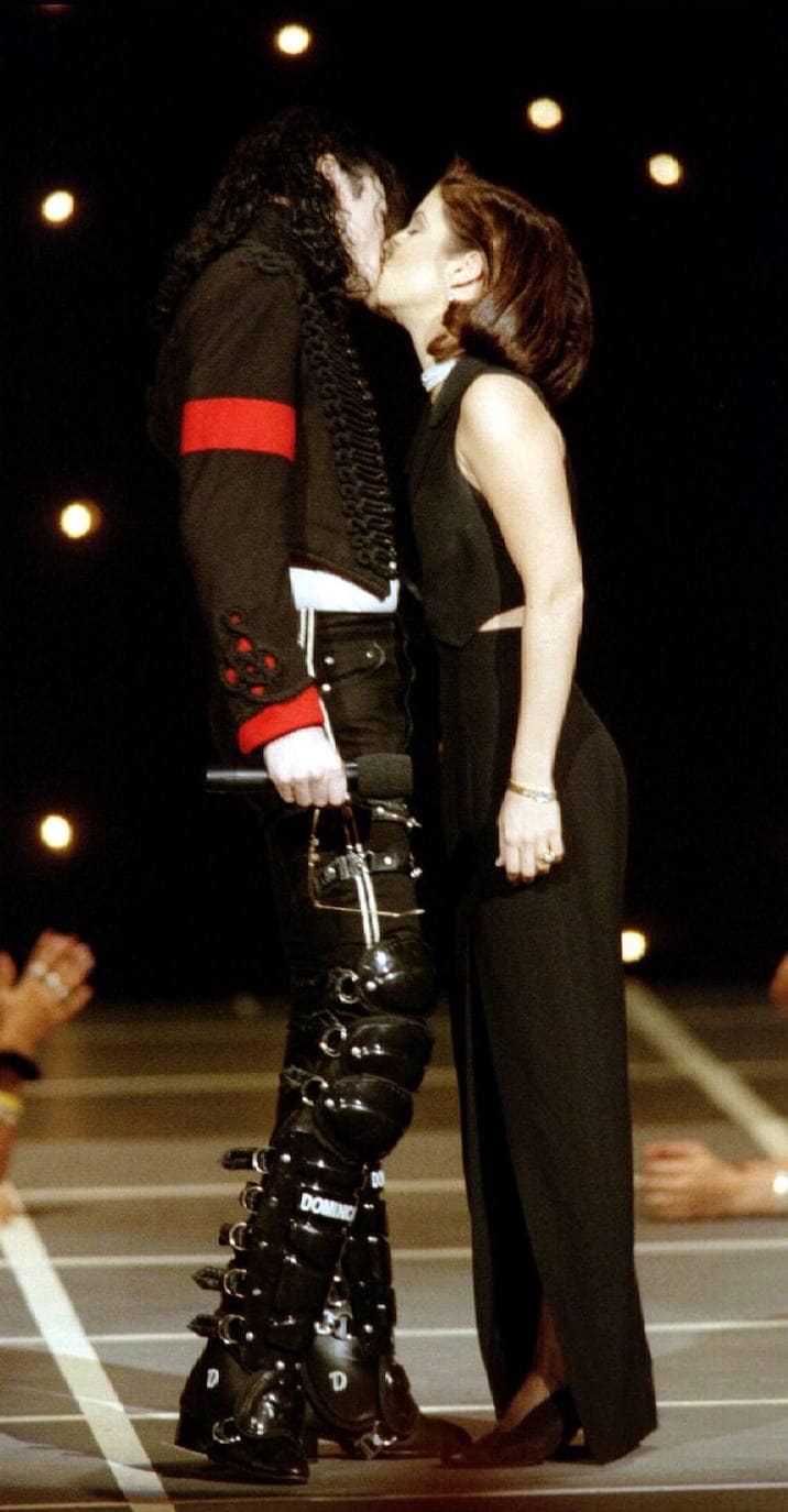 Lisa Marie Presley besa a Michael Jackson en la gala de los en el escenario de la 11ª edición de los MTV Video Music Awards en el Radio CityMusic Hall de Nueva York. La pareja apenas se dejaba fotografiar junta. Esta ceremonia, que tuvo lugar en 1994, fue una de las excepciones
