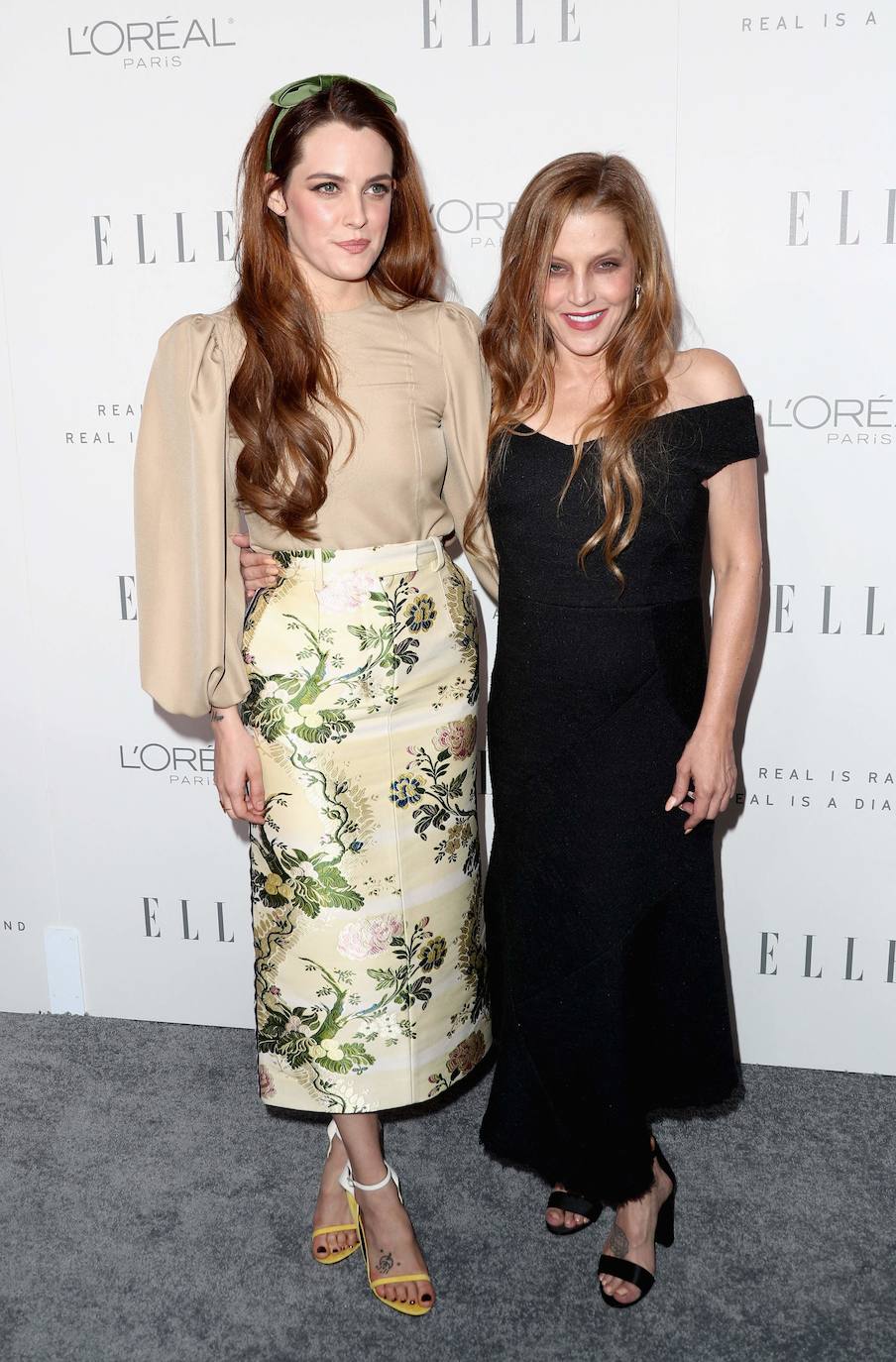 Lisa Maria Presley junto a su hija mayor, la actriz Riley Keough, quien pronto protagonizará la serie de Amazon Prime 'Daisy Jones & the Six'