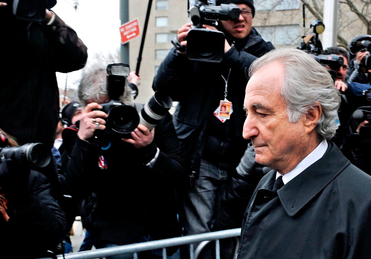 Madoff a la salida del Tribunal Federal de Nueva York, en 2009