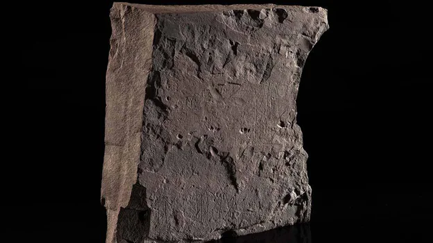 La losa de arenisca Ringerike con antiguas runas hallada en Noruega