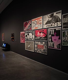 Imagen secundaria 2 - En las imágenes, algunas de las propuestas que se muestran ahora en el repaso que la muestra 'Vasos comunicantes' hace de la colección del centro