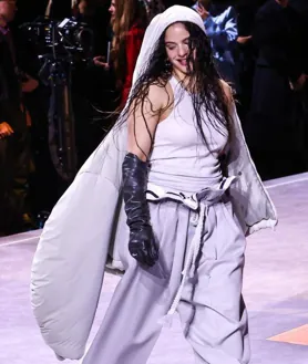 La actuacion de Rosalía en el desfile de Louis Vuitton en París