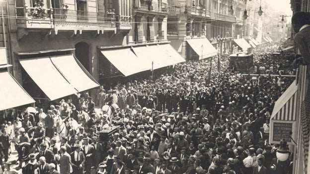 Paso del cortejo fúnebre por las calles de Valencia, fotografiado por Campúa