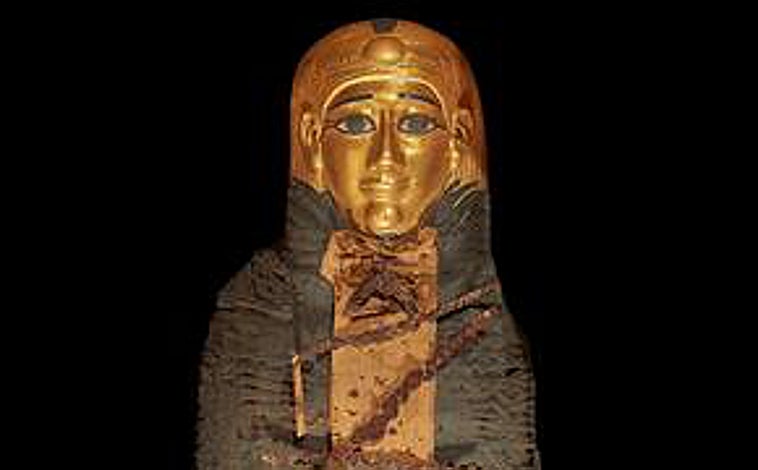 Imagen principal - El cuerpo momificado, con la máscara y los adornos vegetales, los amuletos a través de la tomografía computarizada y el sarcófago del 'Niño de oro'