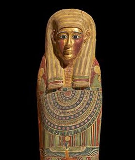 Imagen secundaria 2 - El cuerpo momificado, con la máscara y los adornos vegetales, los amuletos a través de la tomografía computarizada y el sarcófago del 'Niño de oro'