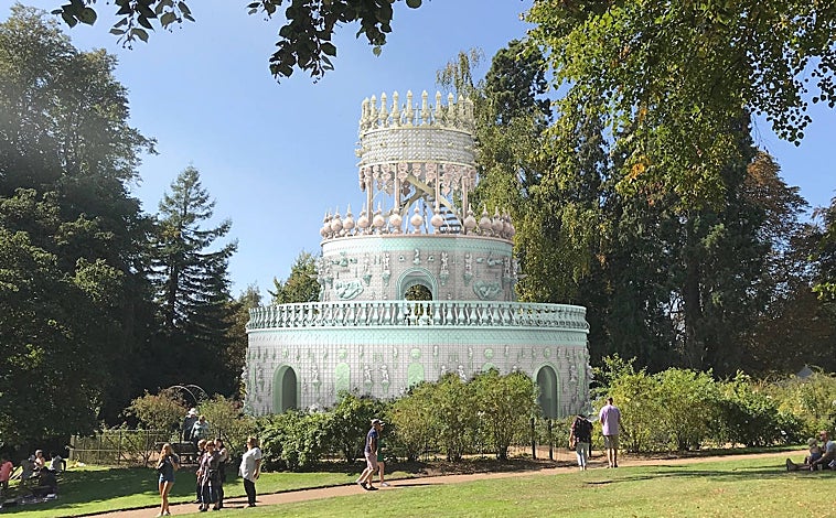 Imagen principal - Arriba, render del proyecto de tarta gigante de Vasconcelos para Jacob Rothschild. Sobre estas líneas, la artista con el coleccionista