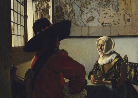 Imagen secundaria 1 - La mujer es la protagonista casi absoluta de las pinturas de Vermeer. Sin embargo, no faltan algunos hombres en ellas. Arriba, 'La copa de vino'. Sobre estas líneas, de izquierda a derecha, 'Militar y muchacha riendo' y 'El geógrafo'