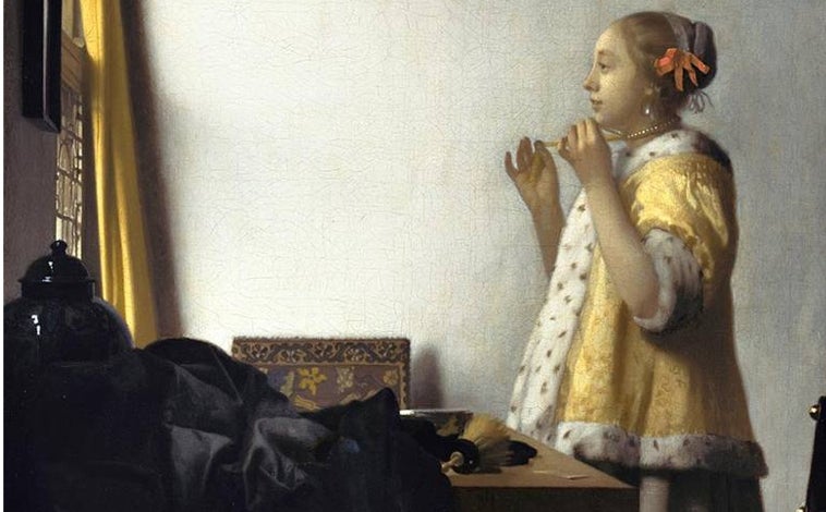 Imagen principal -  Vermeer destaca por su dominio de la perspectiva, la ilusión del espacio, su gusto por el detalle, así como su maestría con la luz y el color. Su paleta es exquisita y armoniosa. Arriba, 'La muchacha del collar de perlas'. Sobre estas líneas, de izquierda a derecha, 'Mujer con una balanza' (o 'La tasadora de perlas') y 'Muchacha con sombrero rojo' 