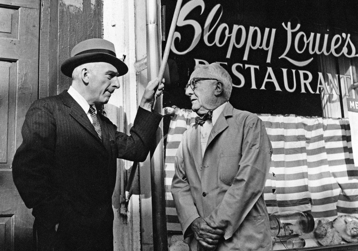 Joseph Mitchell (izquierda) junto a Louis Morino, en el exterior del restaurante Sloppy Louie’s