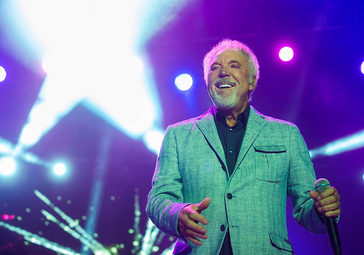 «Sentí el cuchillo en mi mano y ella no se rio más»: &#039;Delilah&#039; de Tom Jones no sonará más en el rugby por frases como esta