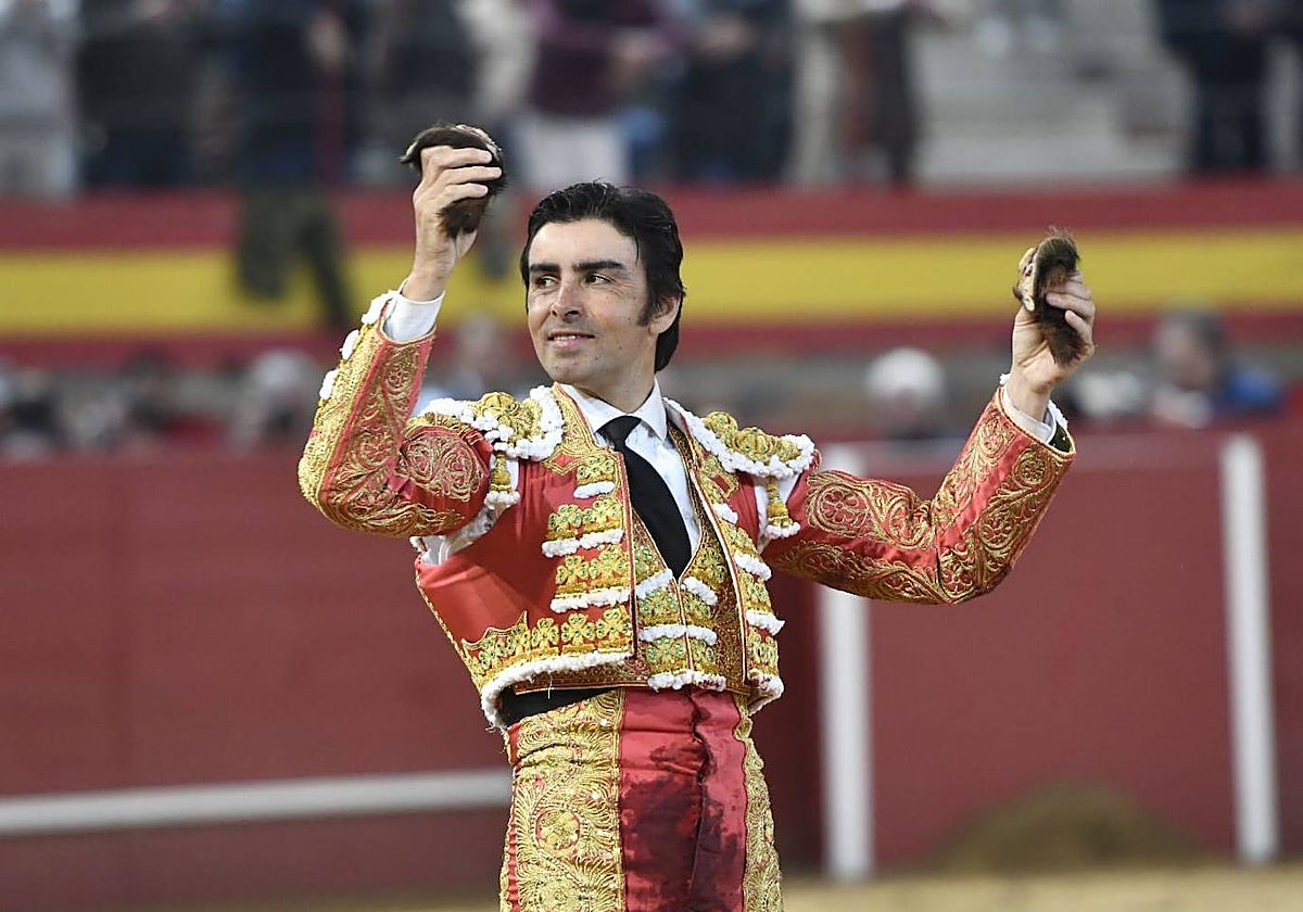 Miguel Ángel Perera pasea la dos orejas de Trabuquero, un toro de Montalvo premiado con la vuelta al ruedo en el arrastre