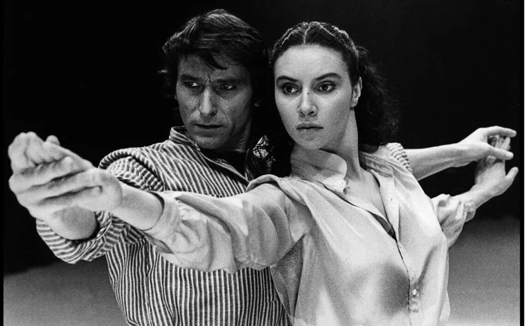 Imagen principal - Antonio Gades y Laura del Sol en 'Carmen'; dibujo del propio Saura para 'Bodas de sangre', y Sara Baras en 'Flamenco, flamenco'