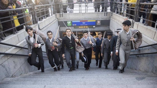 Los aspirantes a toreros salen del Metro de Sol