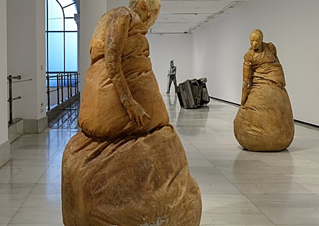 Imagen secundaria 1 - En las imágenes, distintas piezas que conforman el repaso al trabajo último de Juan Muñoz en Alcalá 31