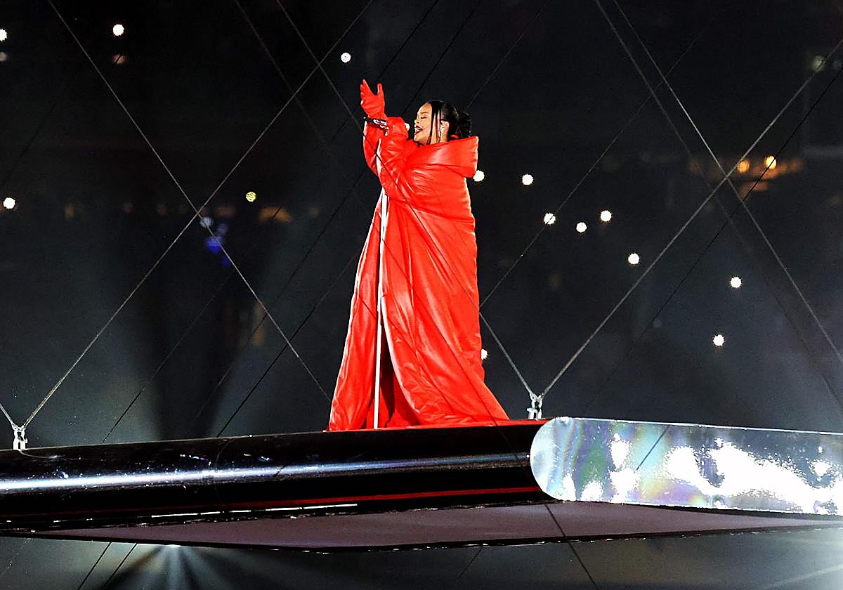 Rihanna durante la actuación en la Super Bowl
