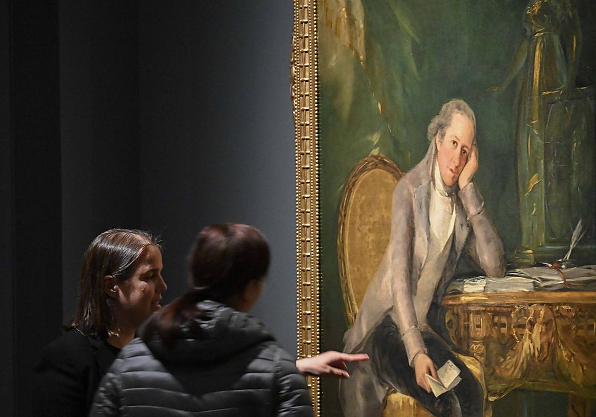 Dos visitantes observan el retrato de Jovellanos pintado por Goya
