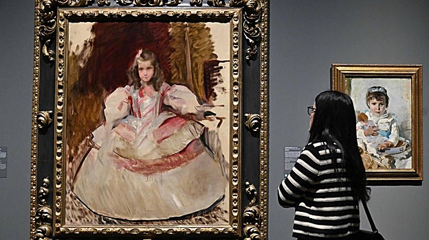 Una visitante, frente a un retrato de Sorolla