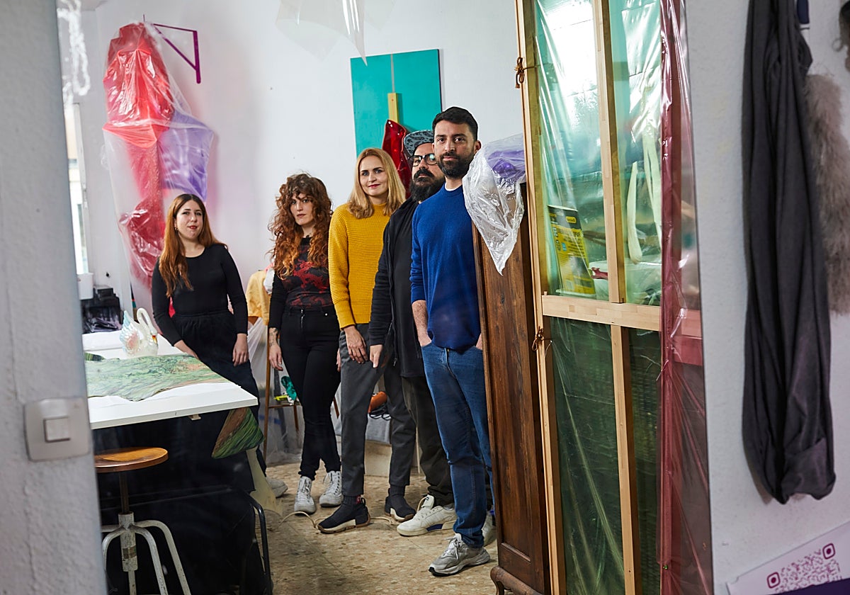 De izquierda a derecha, Lola Zoido, Paloma de la Cruz, Iria Martínez, Laprisamata y Cristóbal Tabares, artistas del estand de ABC en ARCO