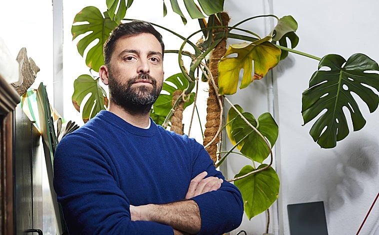 Imagen principal - Arriba, el canario Cristóbal Tabares. Sobre estas líneas, detalle de su 'Lago de los cisnes' y de su portada de ABC transformada en NFT