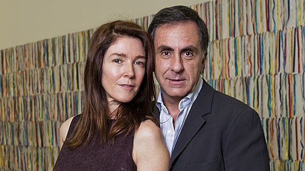 Juan Vergez y Patricia Pearson de Vergez posan delante de una de sus obras