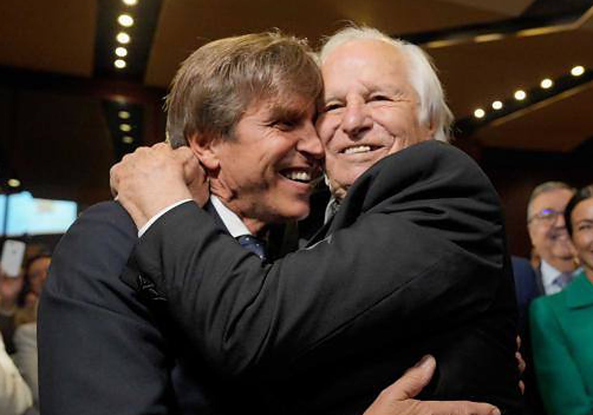 El abrazo entre Manuel Benítez y Manuel Díaz en Córdoba