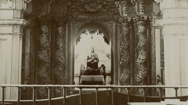 Fotografía tomada en 1903 antes de retirar las columnas del retablo.