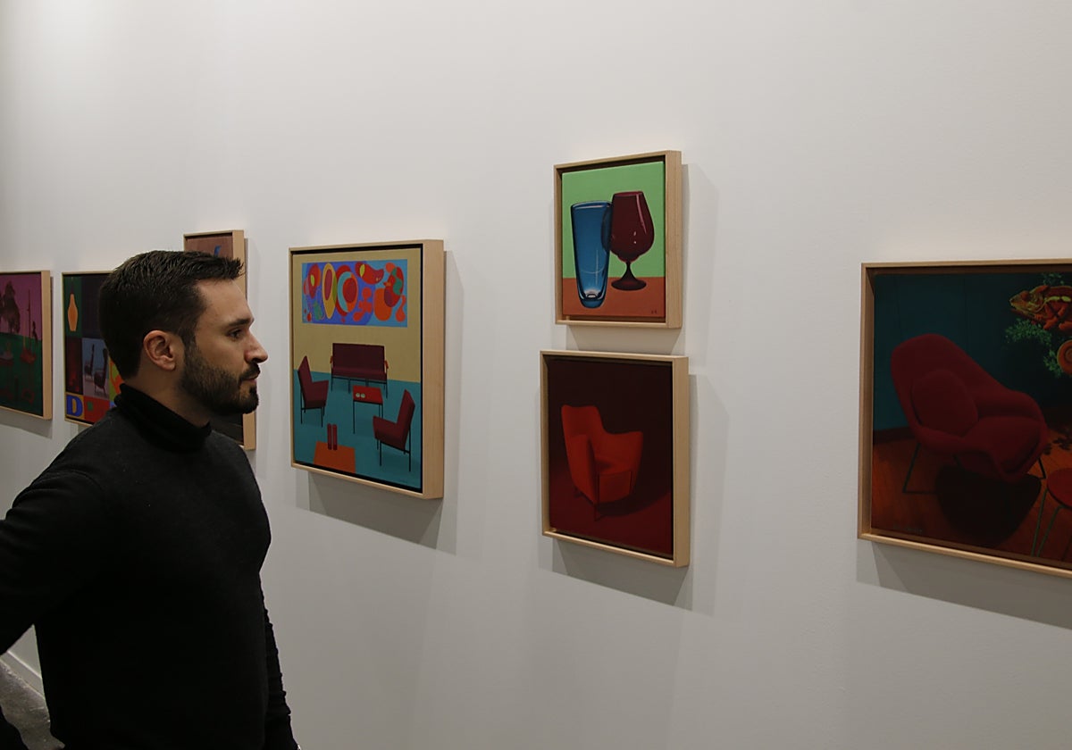 Un joven contempla la obra de Dis Berlin en Guillermo de Osma