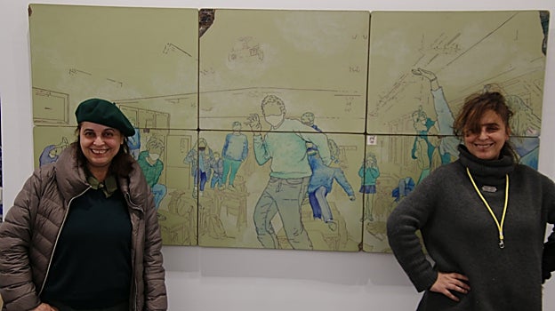 Las galeristas de Formato Cómodo junto a la obra de Marta Cordón y Publio Pérez Prieto