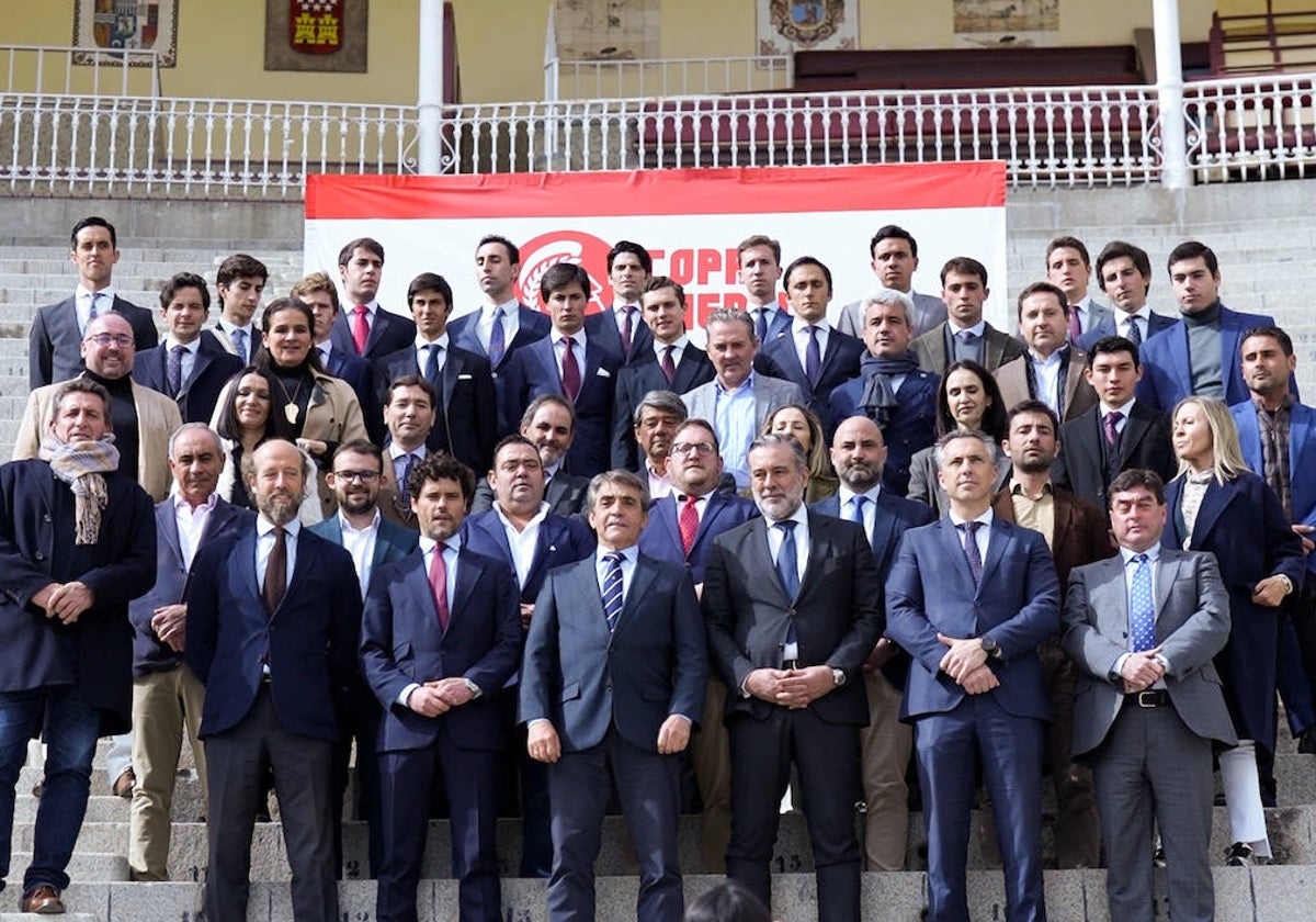 Los participantes en la Copa Chenel y los organizadores, en los tendidos de Las Ventas