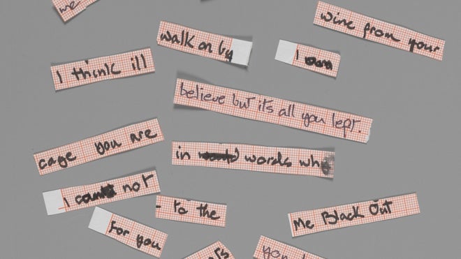 Letra cortada de 'Blackout', de su disco 'Heroes'