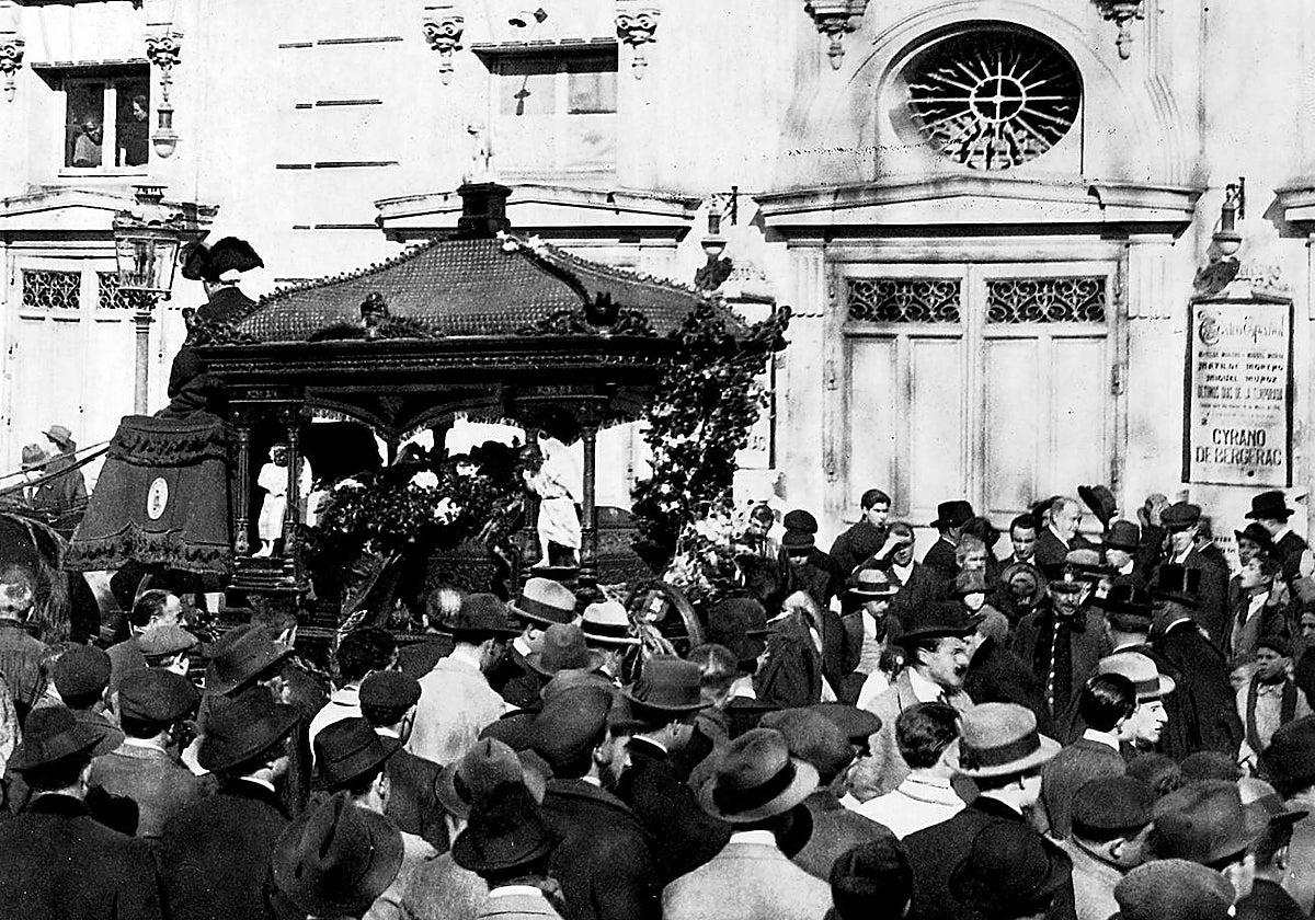 La carroza que llevaba el féretro de Joaquín Gaztambide, al pasar ante el Teatro Español en 1921