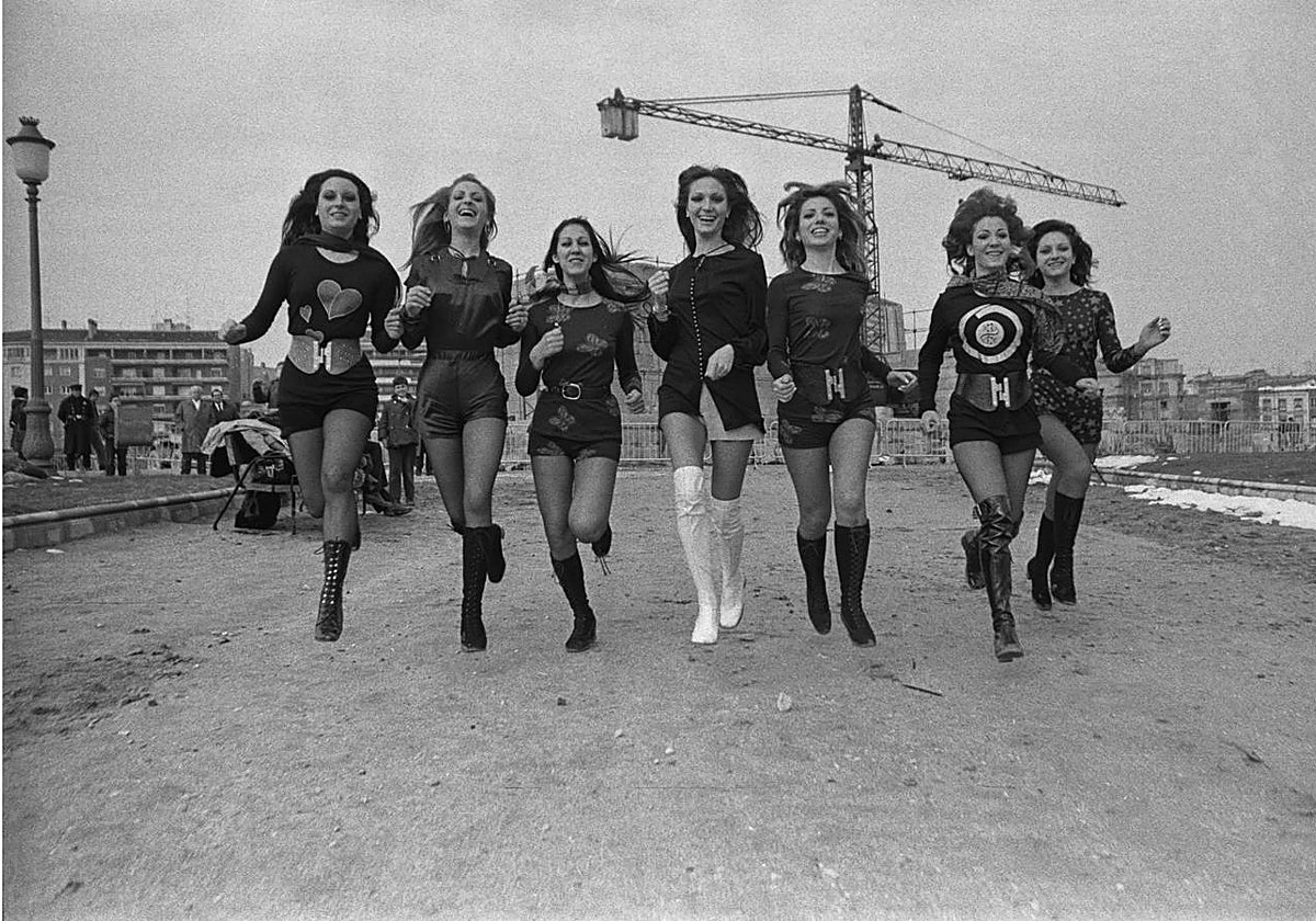 Modelos con los shorts de moda. Editorial realizado a las afueras de Madrid, 1971