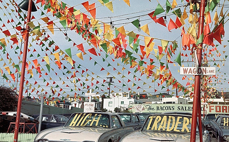 Imagen principal - Arriba, 'Los ángeles' (1962). Sobre estas líneas, otras dos de las obras de Lartigue presentes en la exposición madrileña