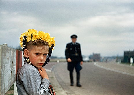 Imagen secundaria 1 - Arriba, 'Los ángeles' (1962). Sobre estas líneas, otras dos de las obras de Lartigue presentes en la exposición madrileña